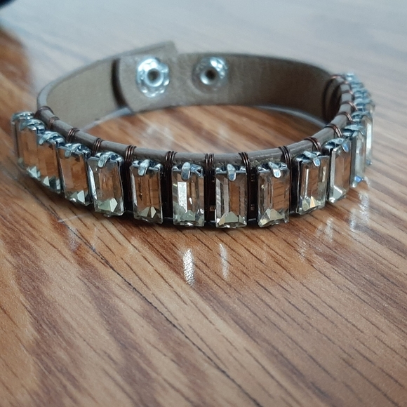 Jewelry - 5/50% off super cute button snap fashion bracelet